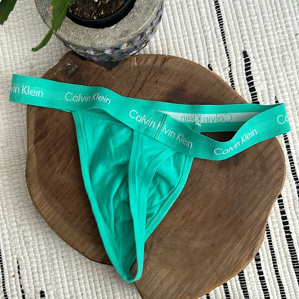 Calvin Klein - Picture 3 of 5